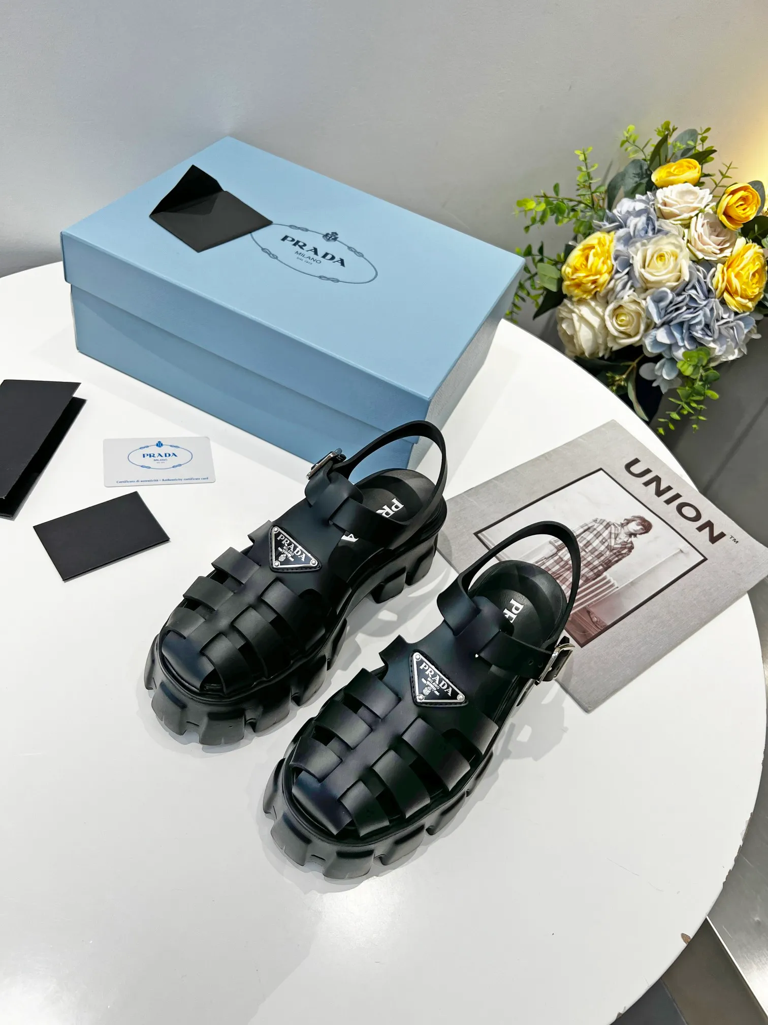 👟👟Ex-factory price 460👟👟 Women's shoes, women's clothing, women's shoes, women's clothing, super popular prada 2022 latest spring and summer zigzag Roman braided thick-soled rubber sandals E64. Retro, fashionable and avant-garde gears with 55mm thick soles and rubber uppers make the whole pair of shoes light and comfortable. Bright colors provide a variety of choices for fashionable people with different styles! The iconic metal triangle logo is paired with the shape of ancient beach sandals. Every design element is fashionable! Code number 35-40